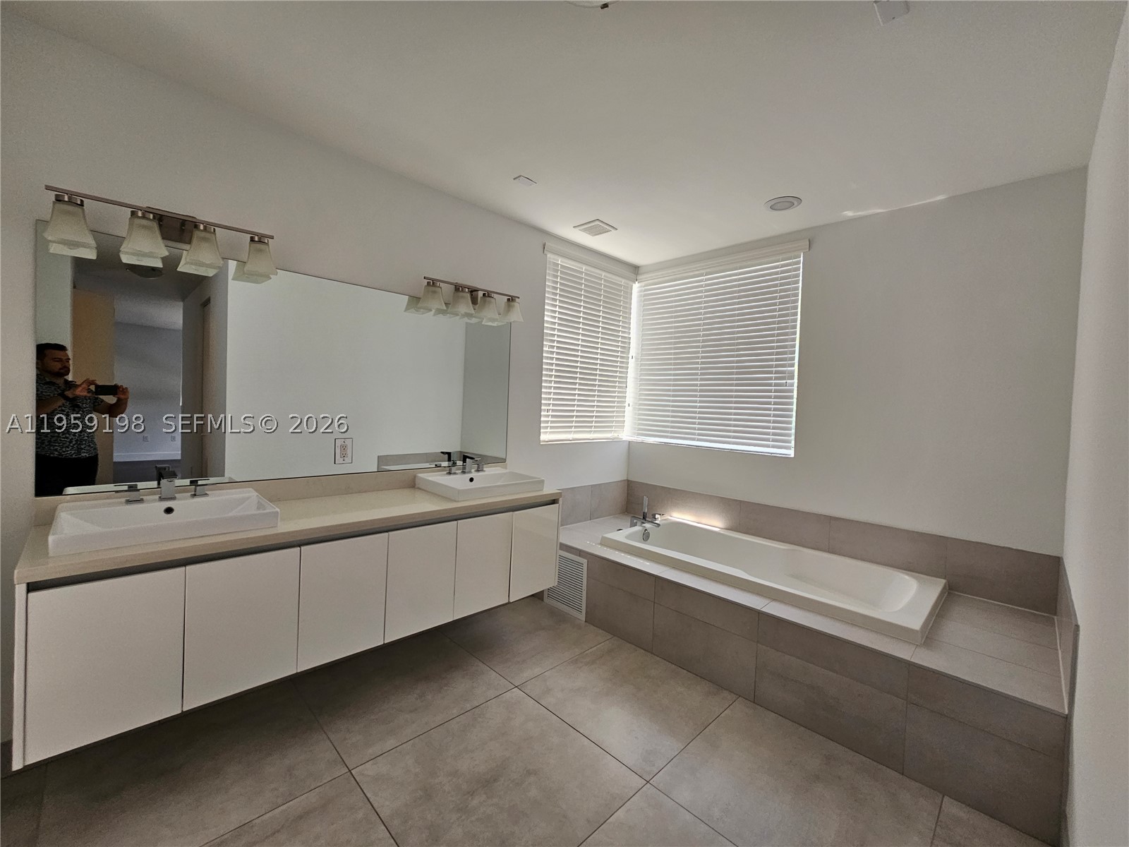 A11959198 Property Photo 17