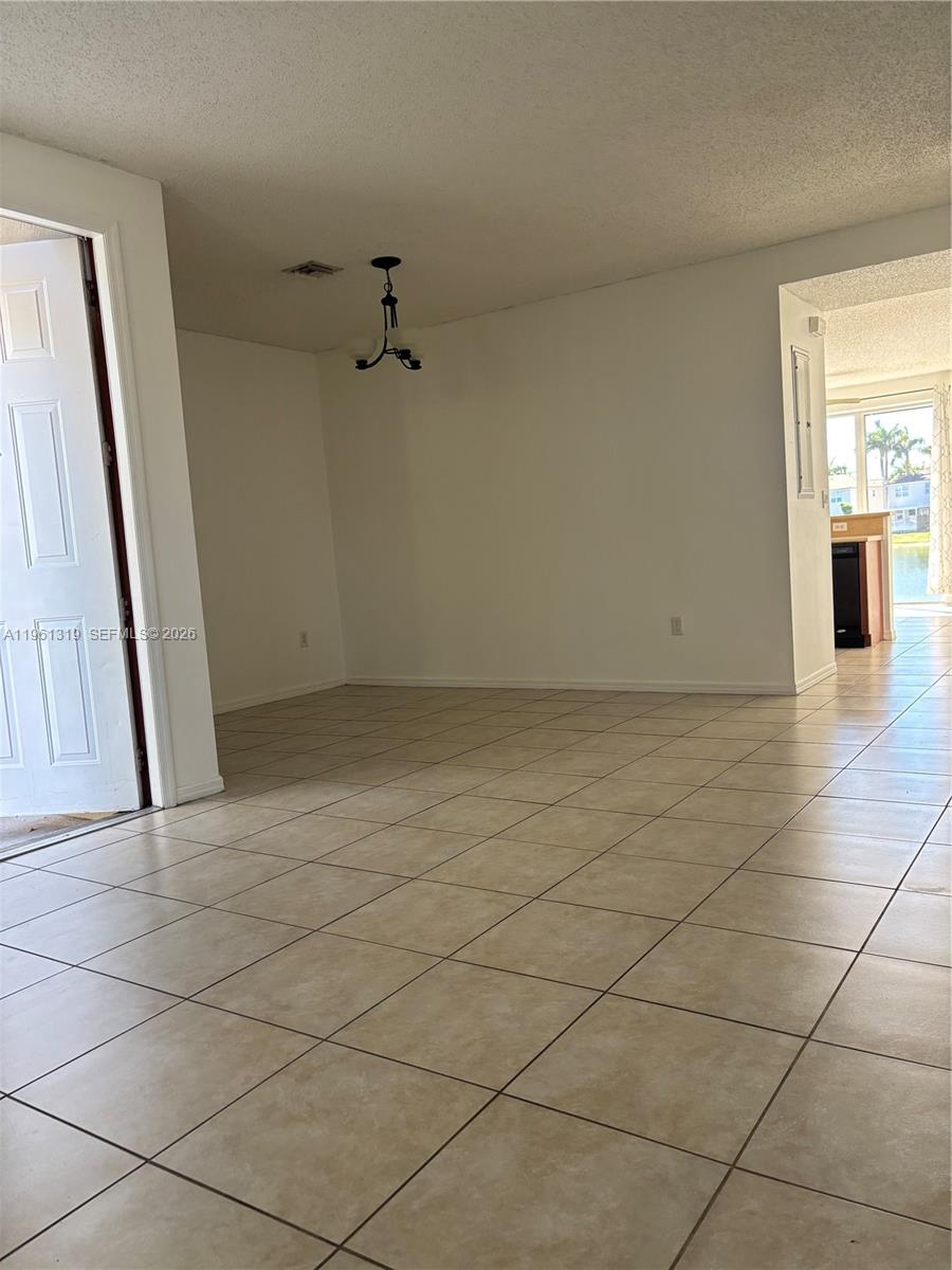 1044 Ne 42nd Ter Property Photo 3