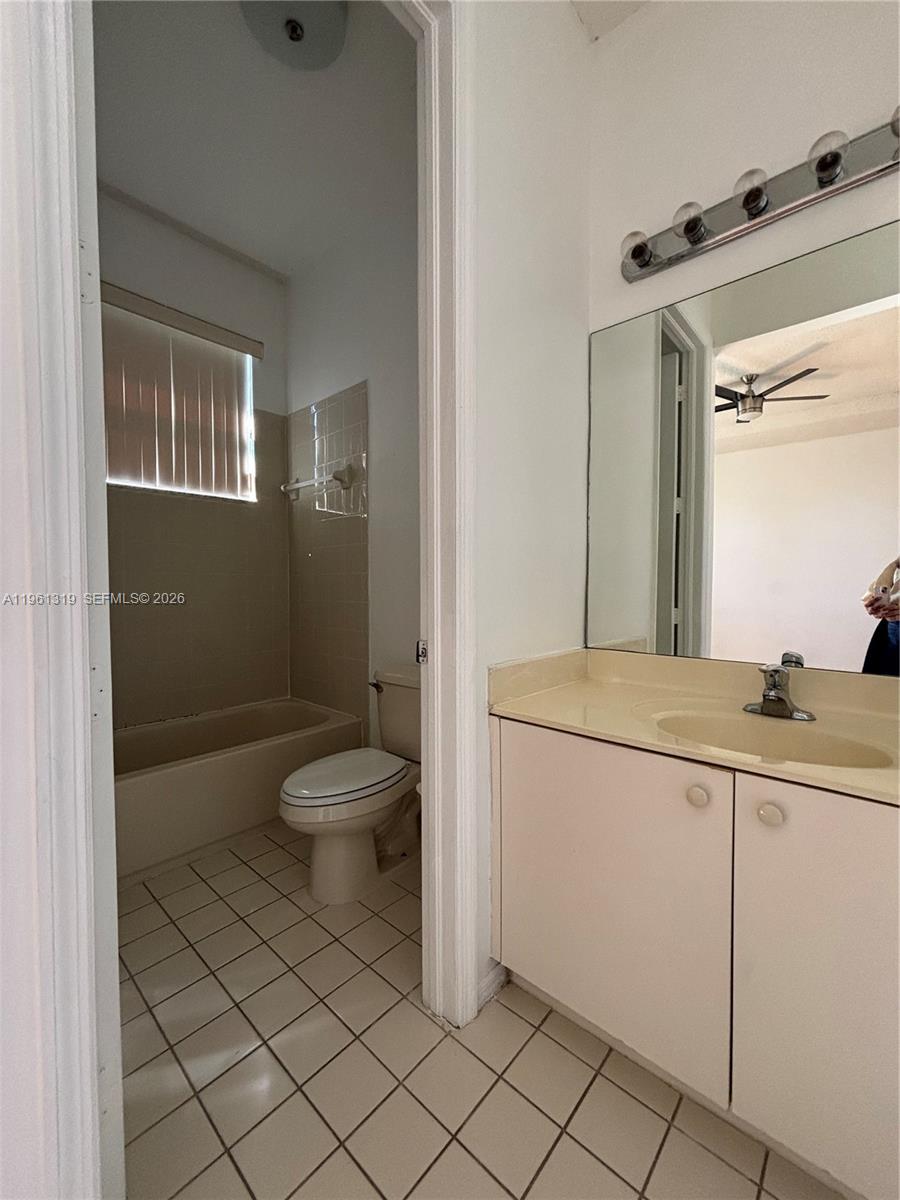 1044 Ne 42nd Ter Property Photo 10