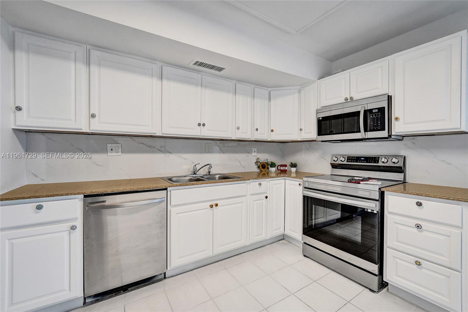 1600 S Ocean Dr 16b Property Photo 11