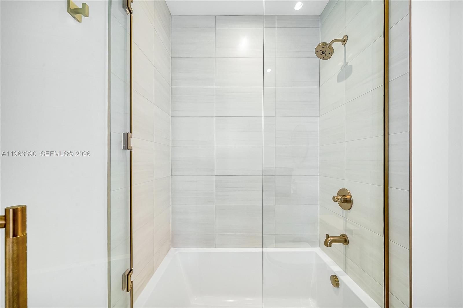 2655 S Bayshore Dr 706 Property Photo 16