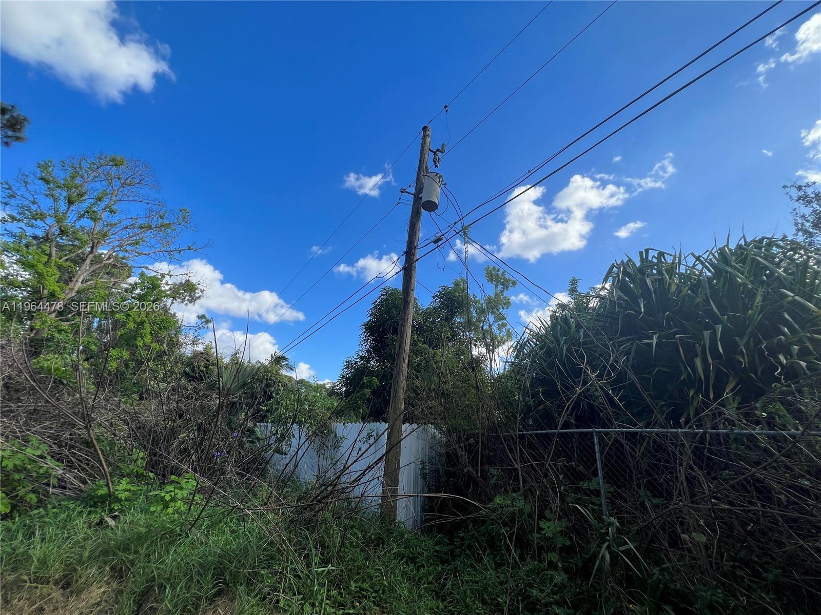 3050 Pine Tree Dr Property Photo 7