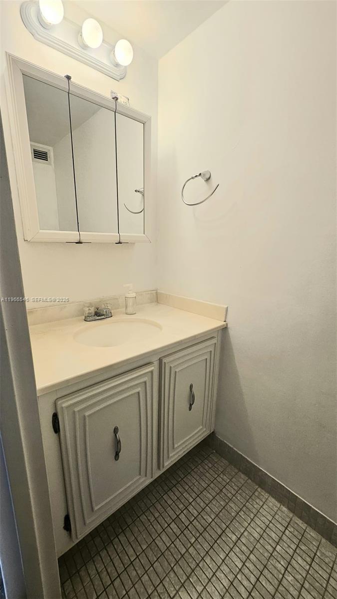 1000 Parkview Dr 605 Property Photo 13