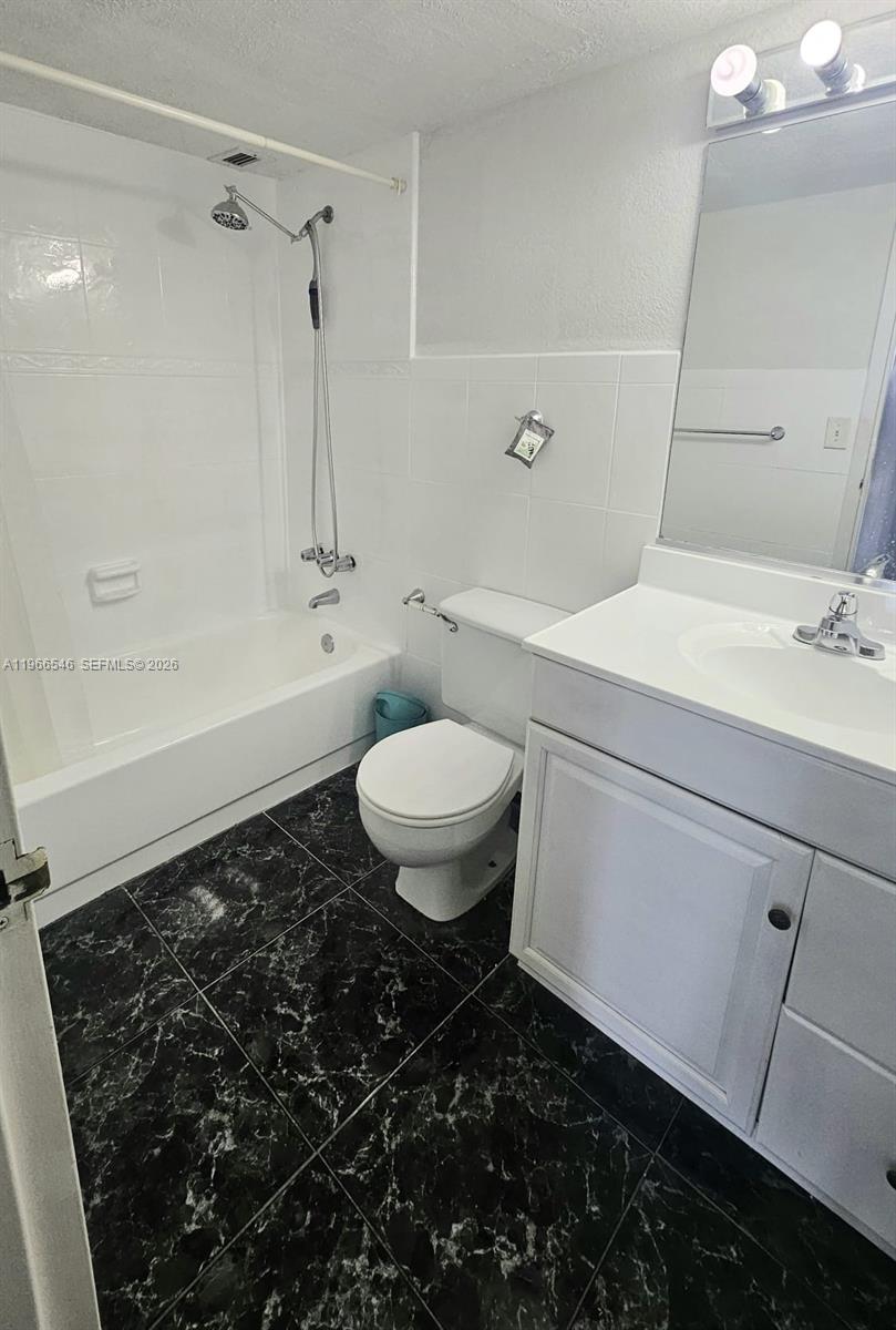 1000 Parkview Dr 605 Property Photo 14