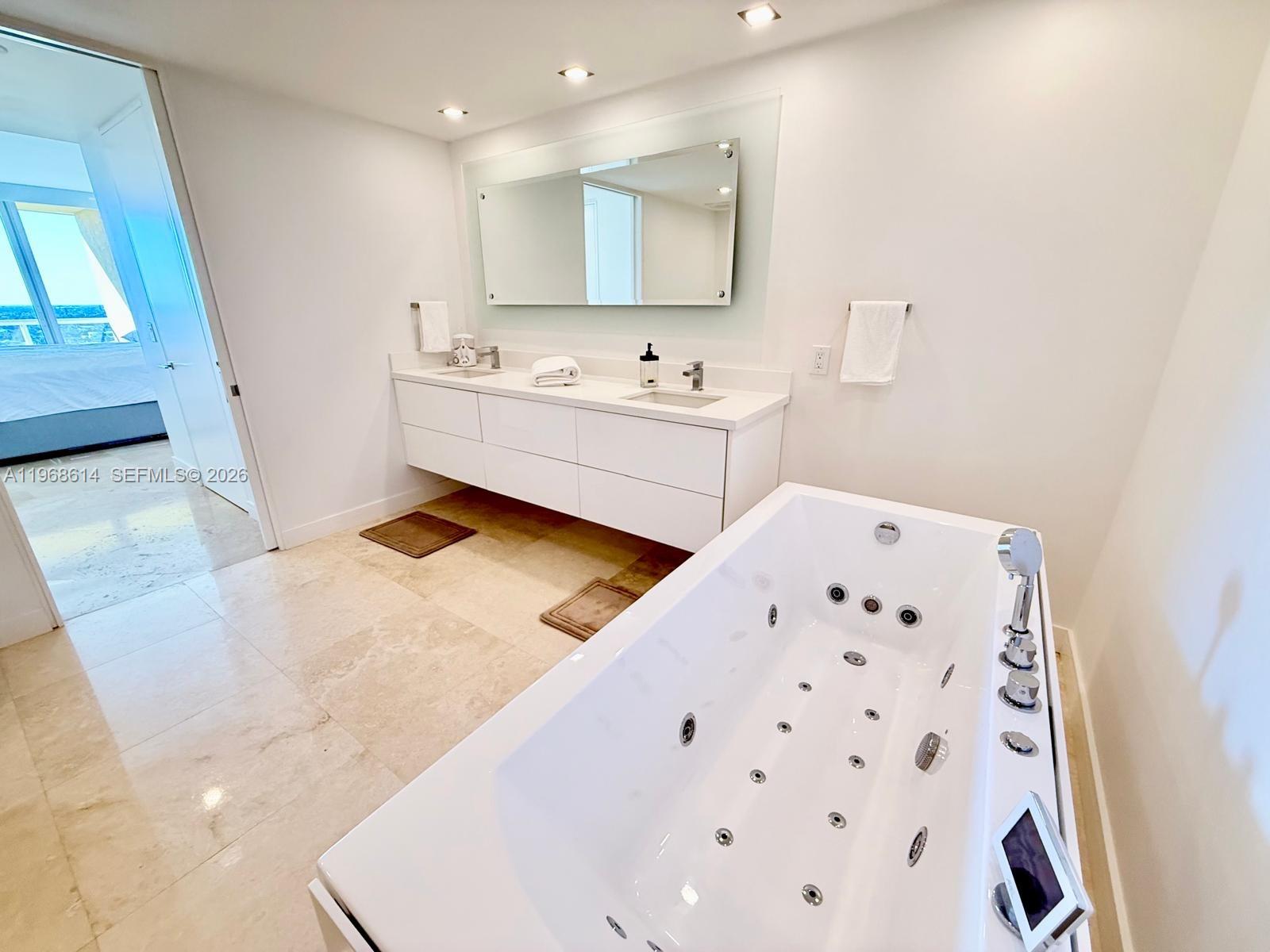 2100 N Ocean Blvd 12d Property Photo 25