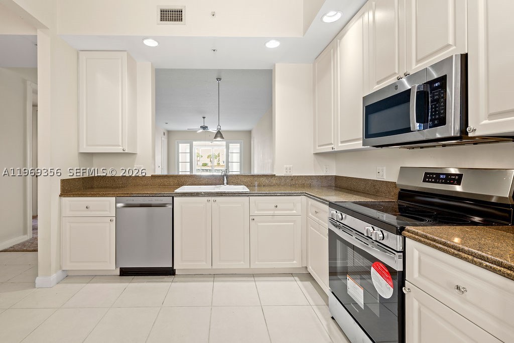 17 Harbour Isle Dr W 103 Property Photo 4