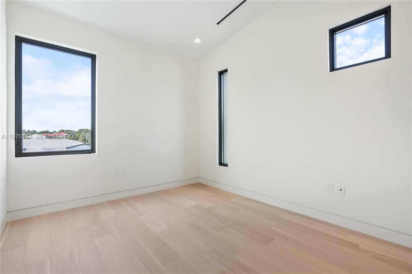 536 W 51st St Property Photo 18