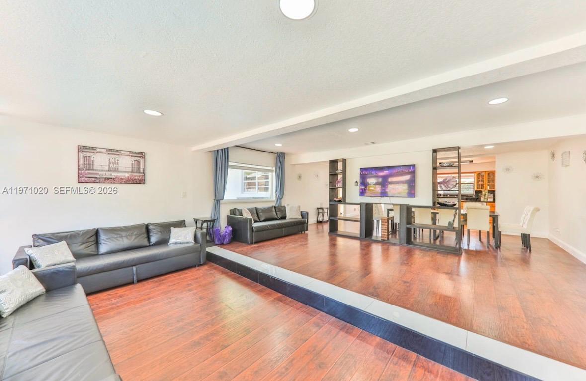 A11971020 Property Photo 6