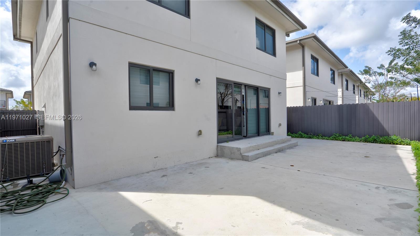 1168 Nw 1st St Property Photo 6