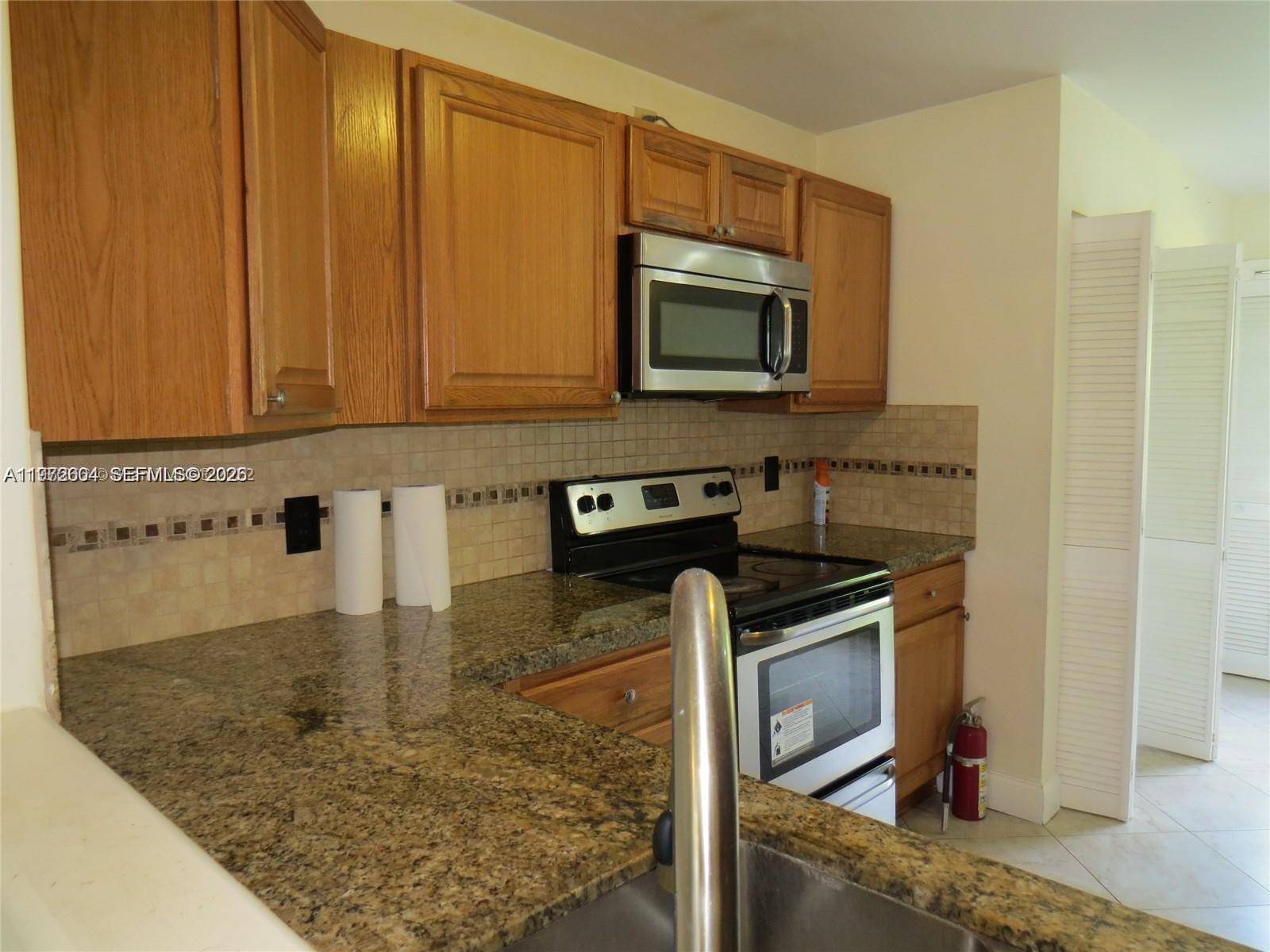 216 Lakeside Cir Property Photo 5