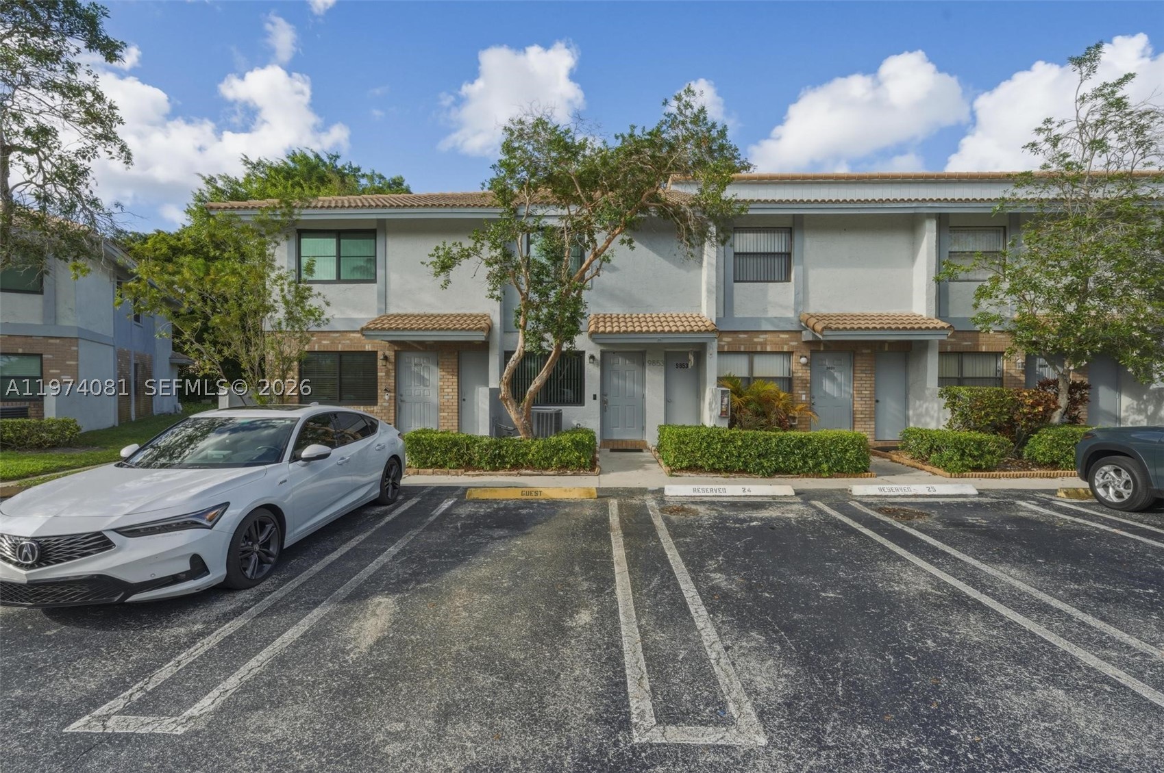 9853 Riverside Dr 8-24
