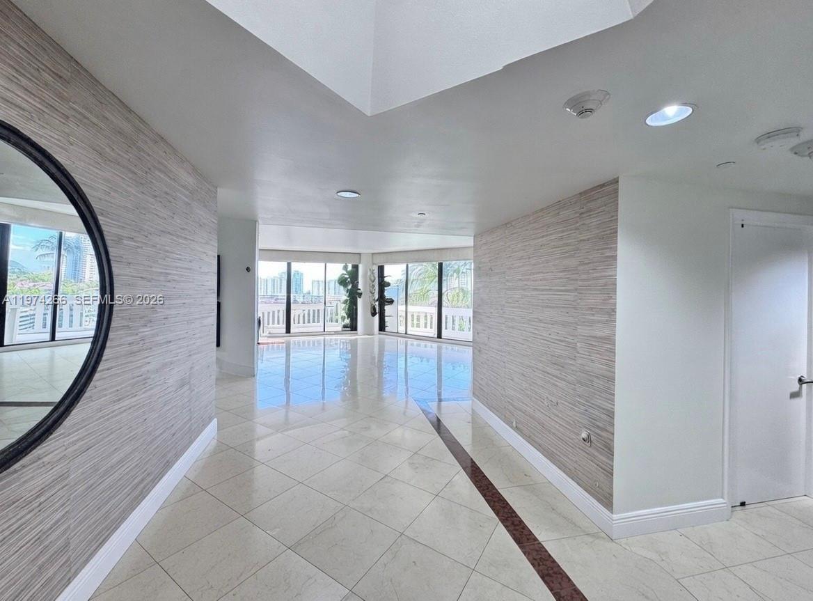 2000 Island Blvd 606