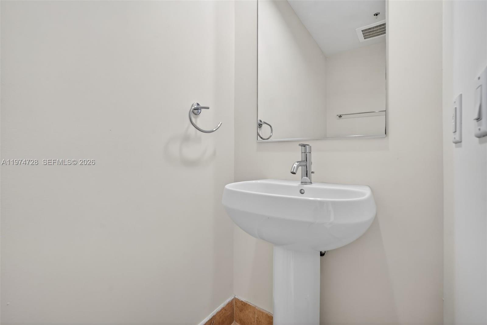 18201 Collins Ave 2008 Property Photo 7