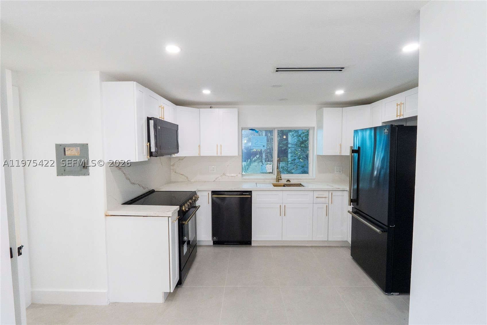 905 Tangier St Property Photo 3