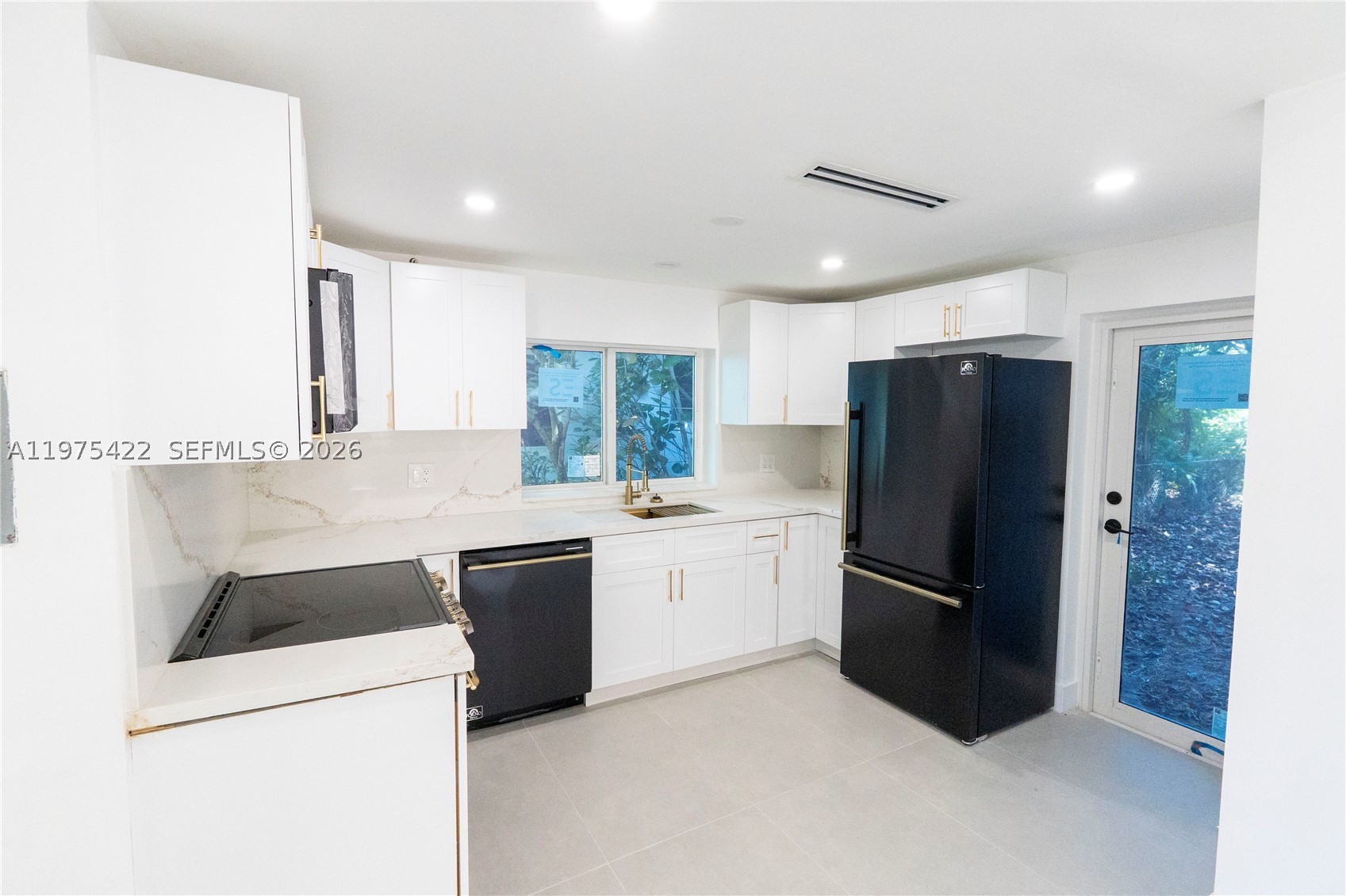905 Tangier St Property Photo 4