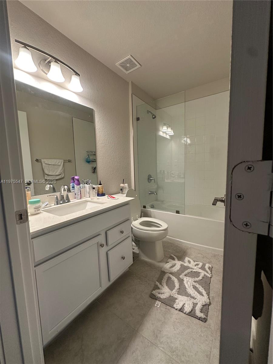 1070 Nw 6th Ter Property Photo 9