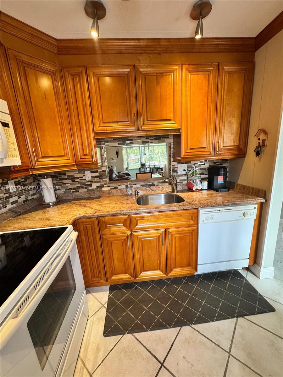 5121 W Oakland Park Blvd 204 Property Photo 6