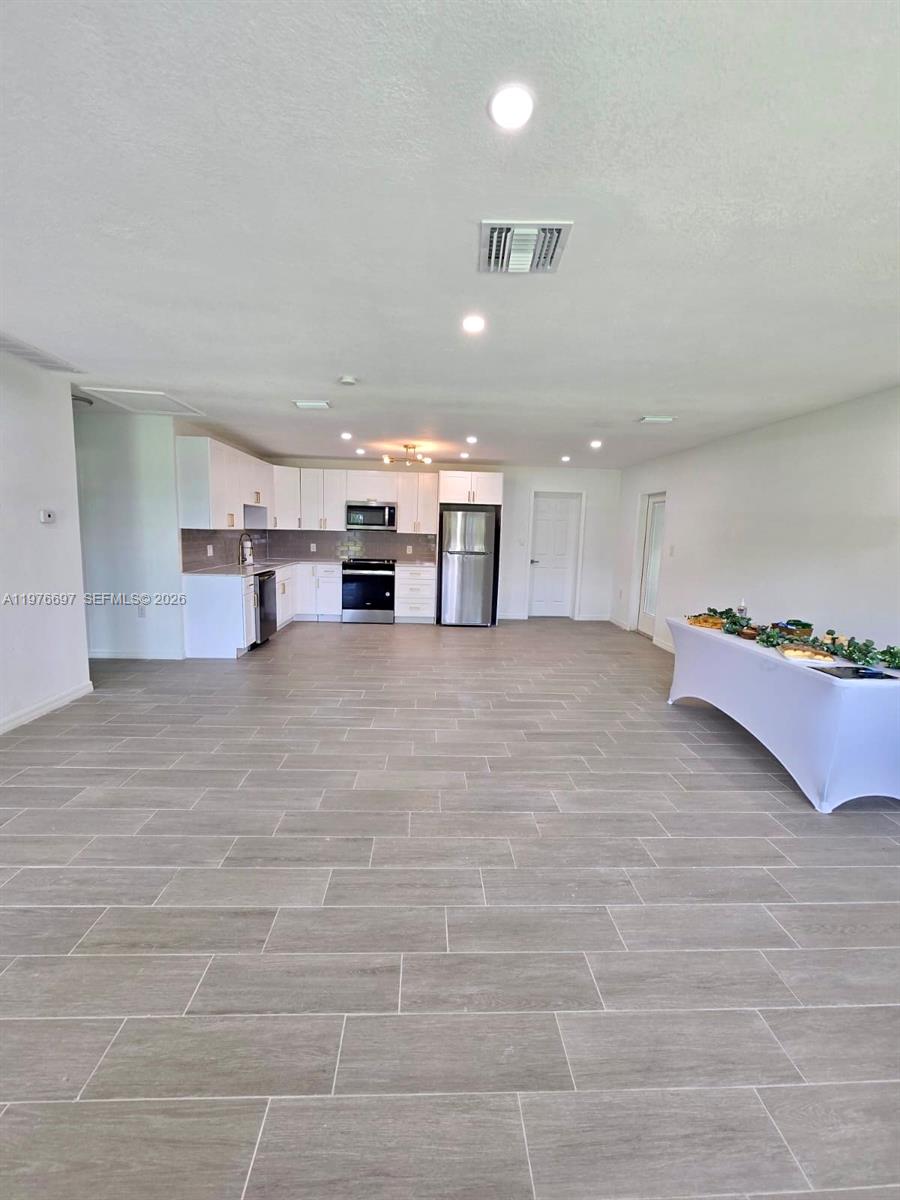 4438 E Riverside Drive Property Photo 2