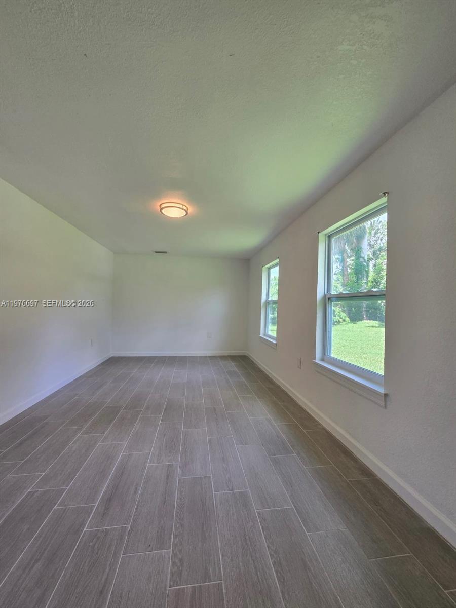 4438 E Riverside Drive Property Photo 3