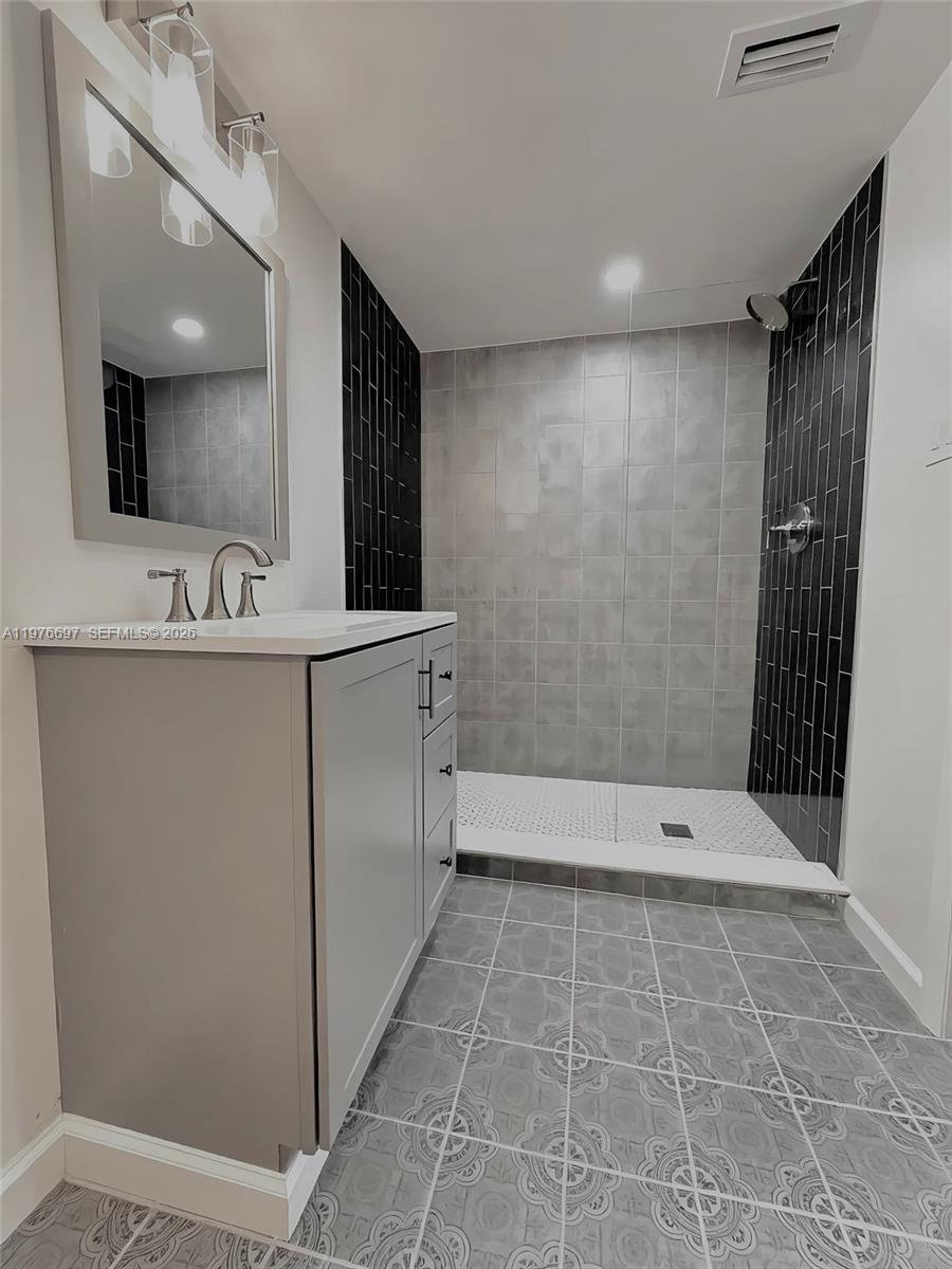 4438 E Riverside Drive Property Photo 5