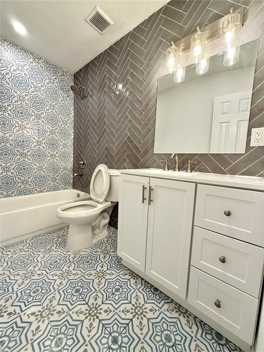 4438 E Riverside Drive Property Photo 8