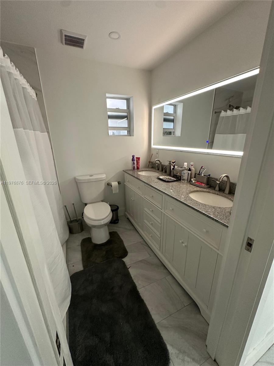 5710 Douglas St Property Photo 5