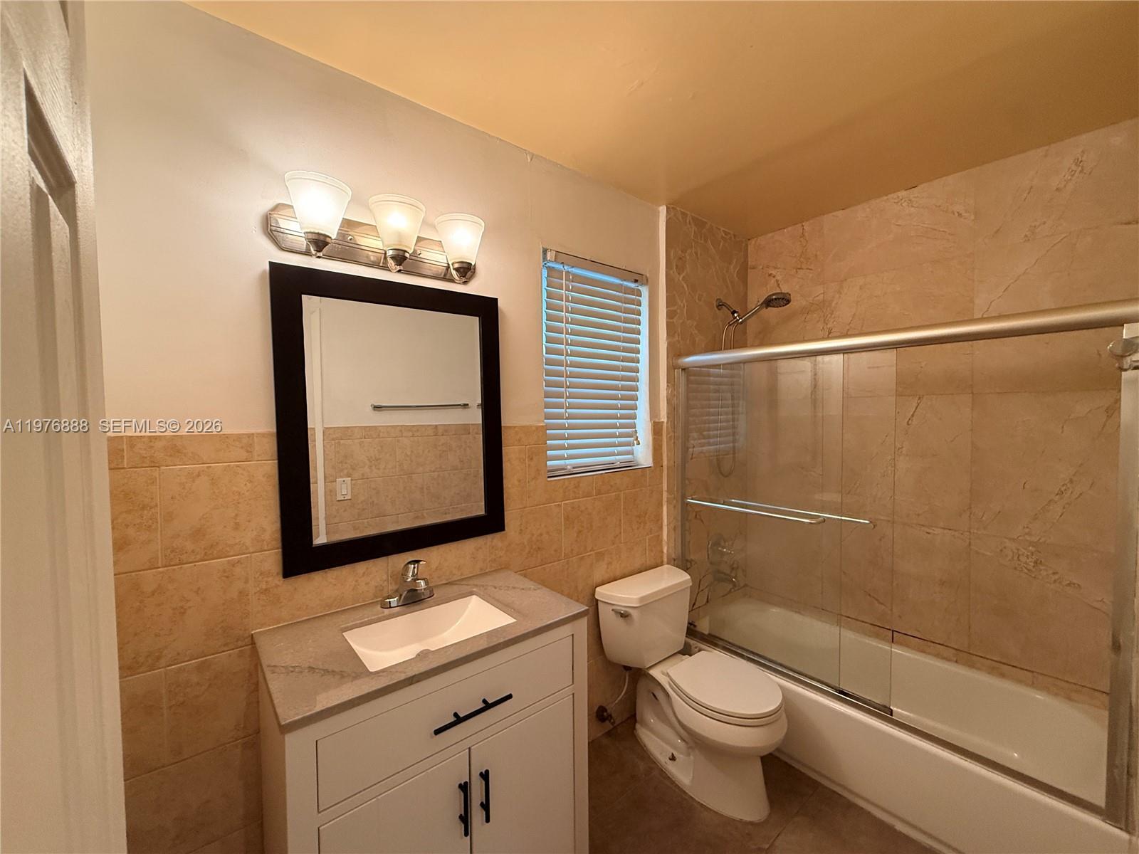 1104 N 17th Ct 105 Property Photo 6