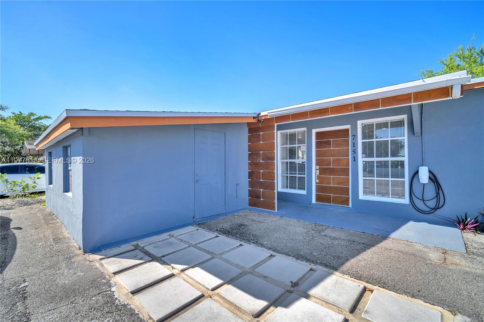 7151 Taft St Property Photo 3