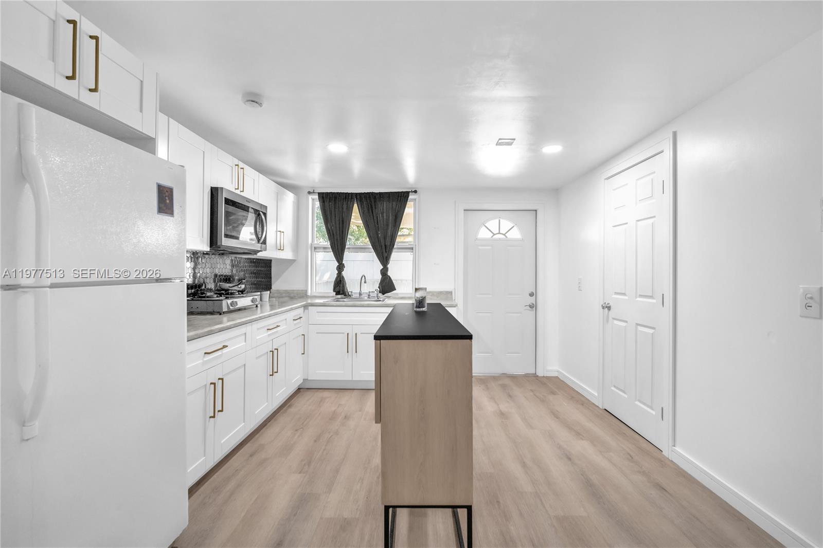 7151 Taft St Property Photo 29