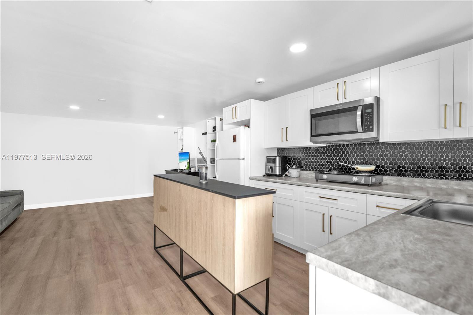 7151 Taft St Property Photo 30