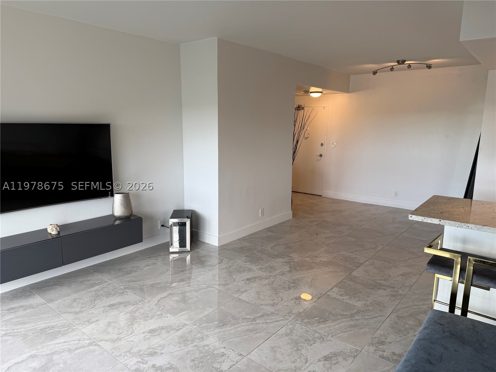 880 Ne 69th St 5q Property Photo 3