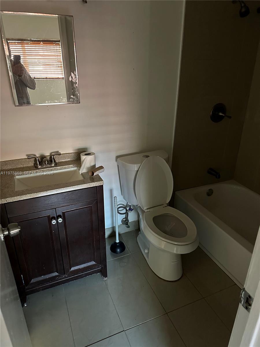5223 Nw 27th St 9b Property Photo 4