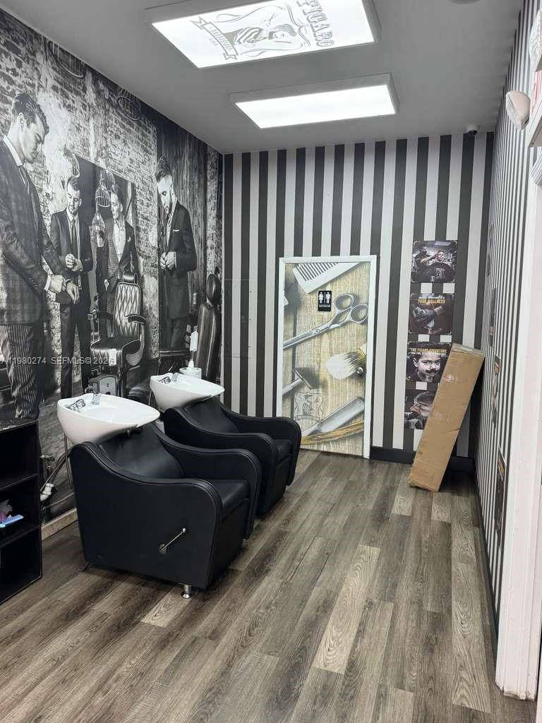 Listing - Barbería Kendall Property Photo 1