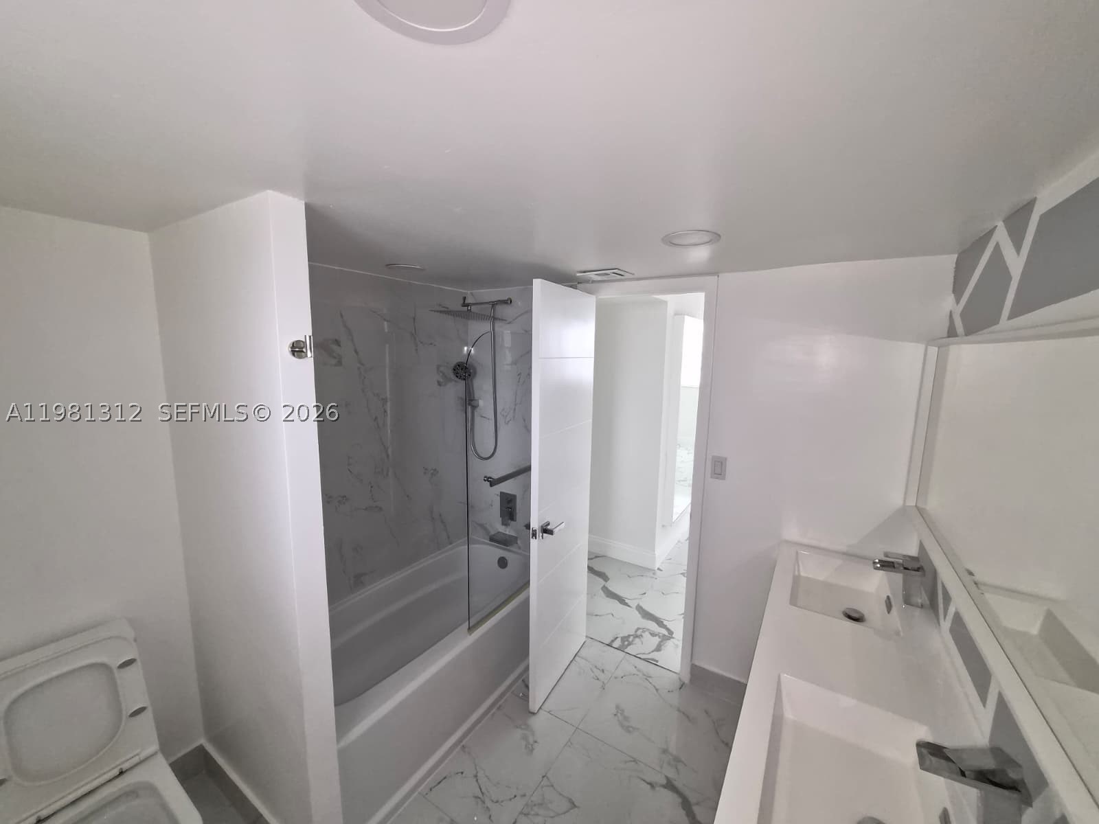 16410 Miami Dr 304 Property Photo 4