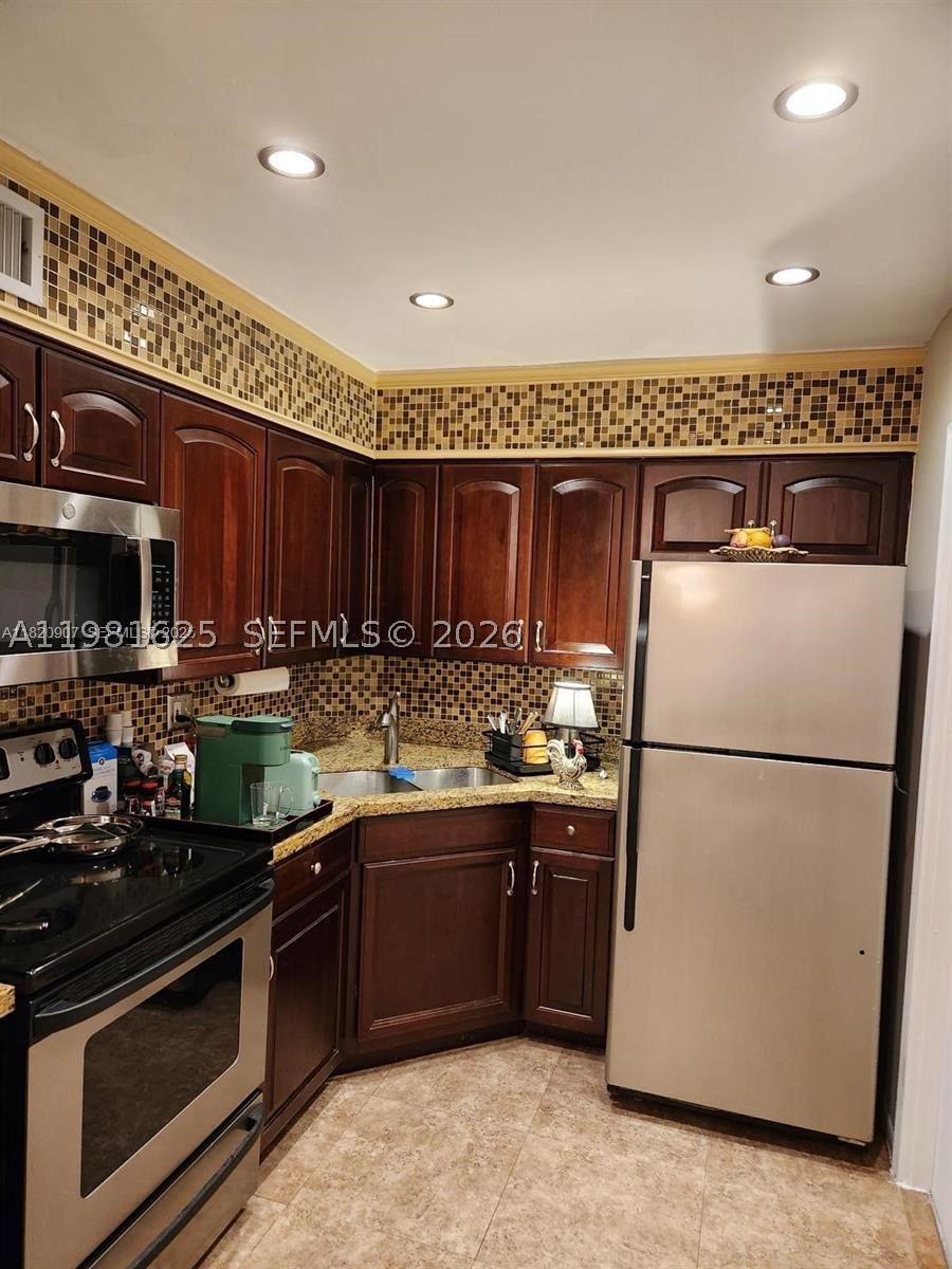 9 Ne 19th Ct 208c Property Photo 4
