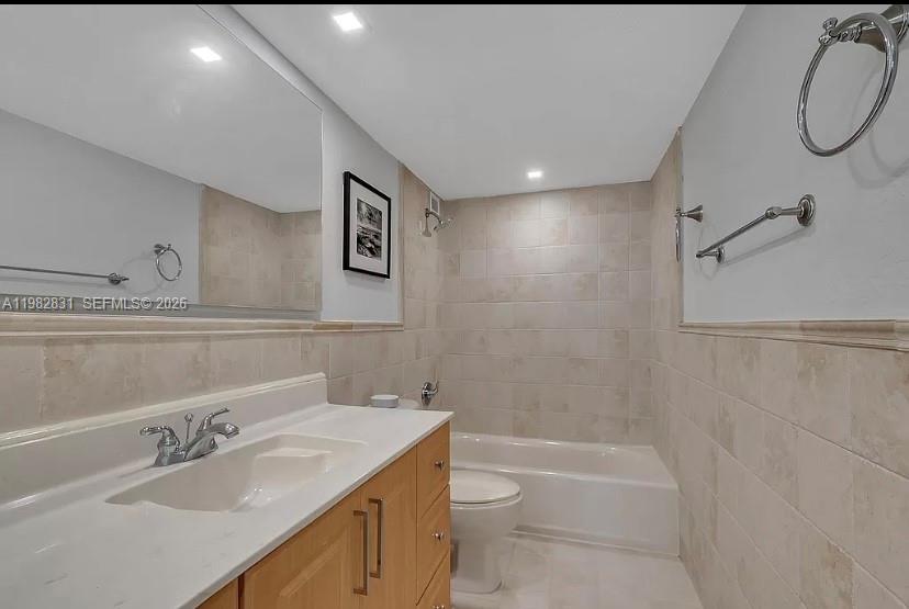 5401 Collins Ave 411 Property Photo 12