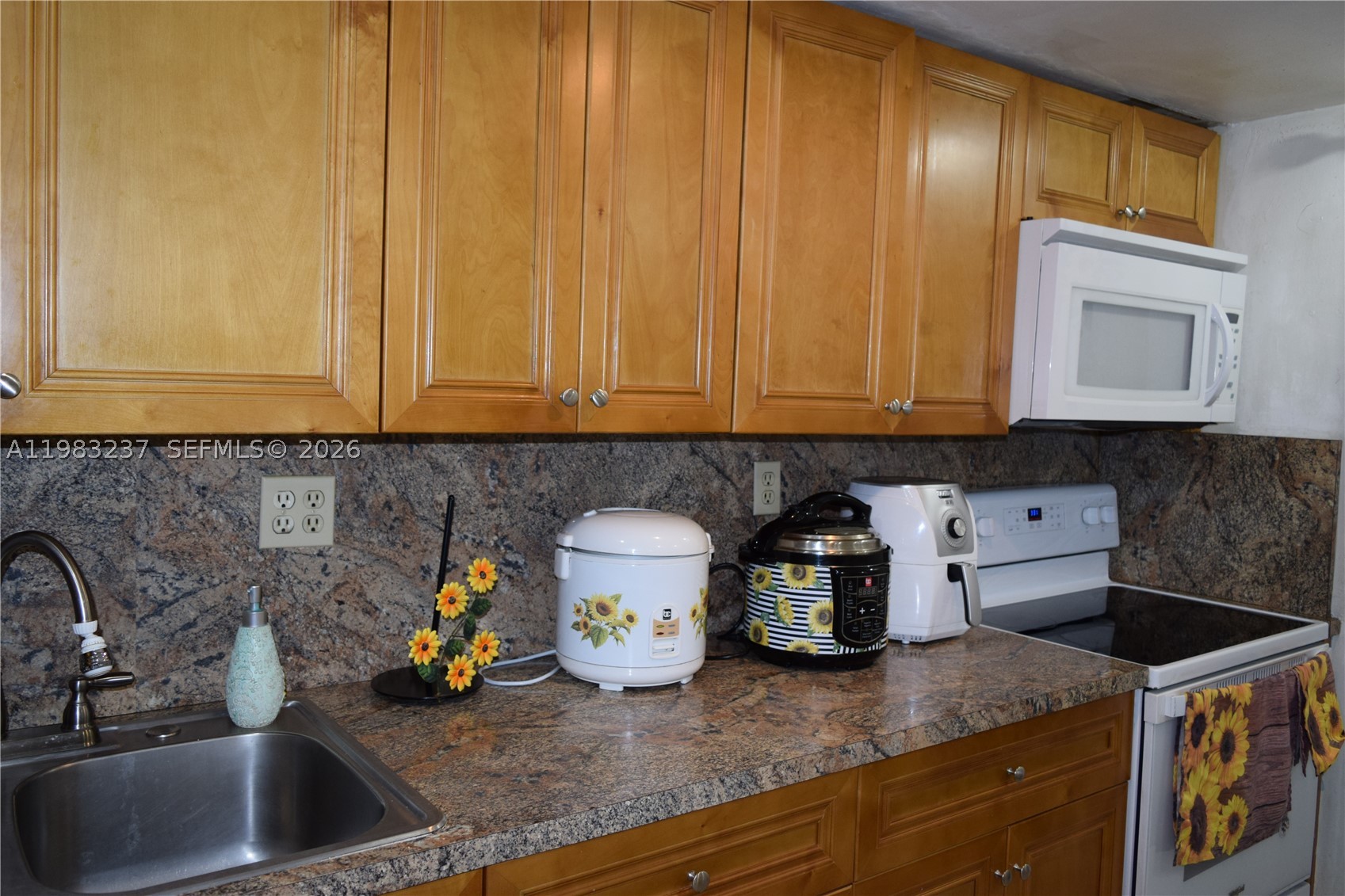 1335 W 68th St 106 Property Photo 8