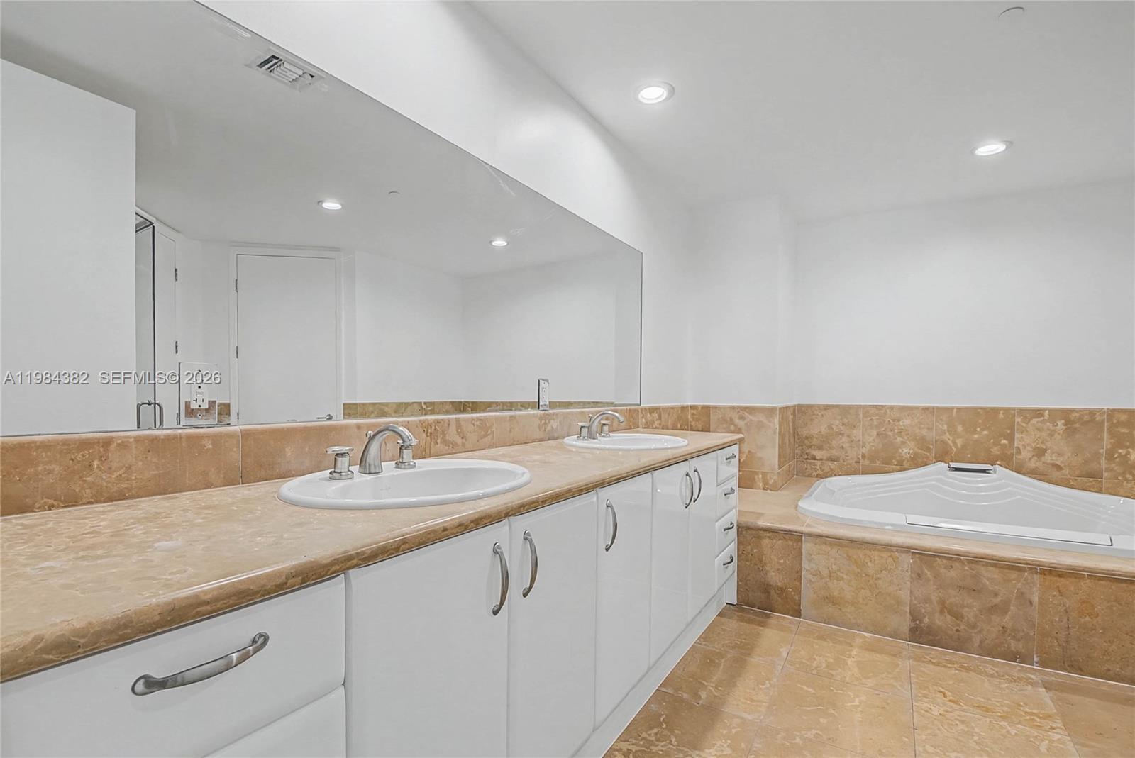 5959 Collins Ave 1503 Property Photo 27