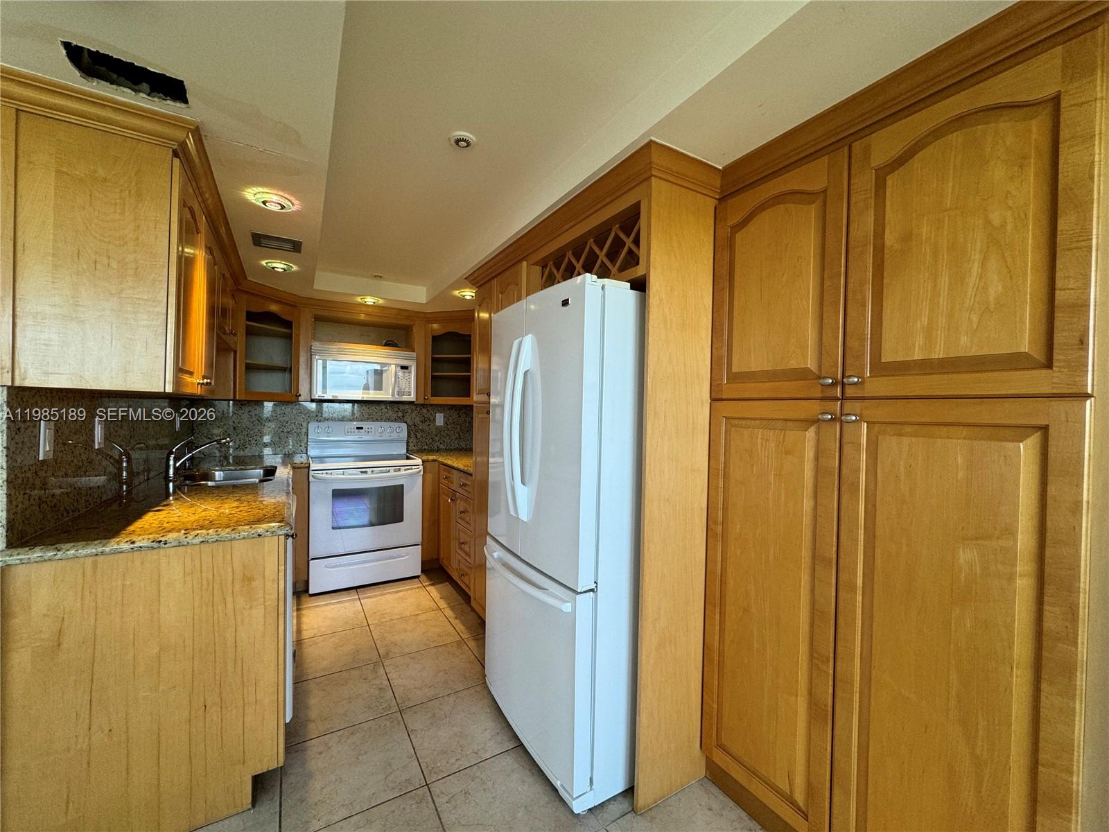 2555 Collins Ave 2002 Property Photo 6