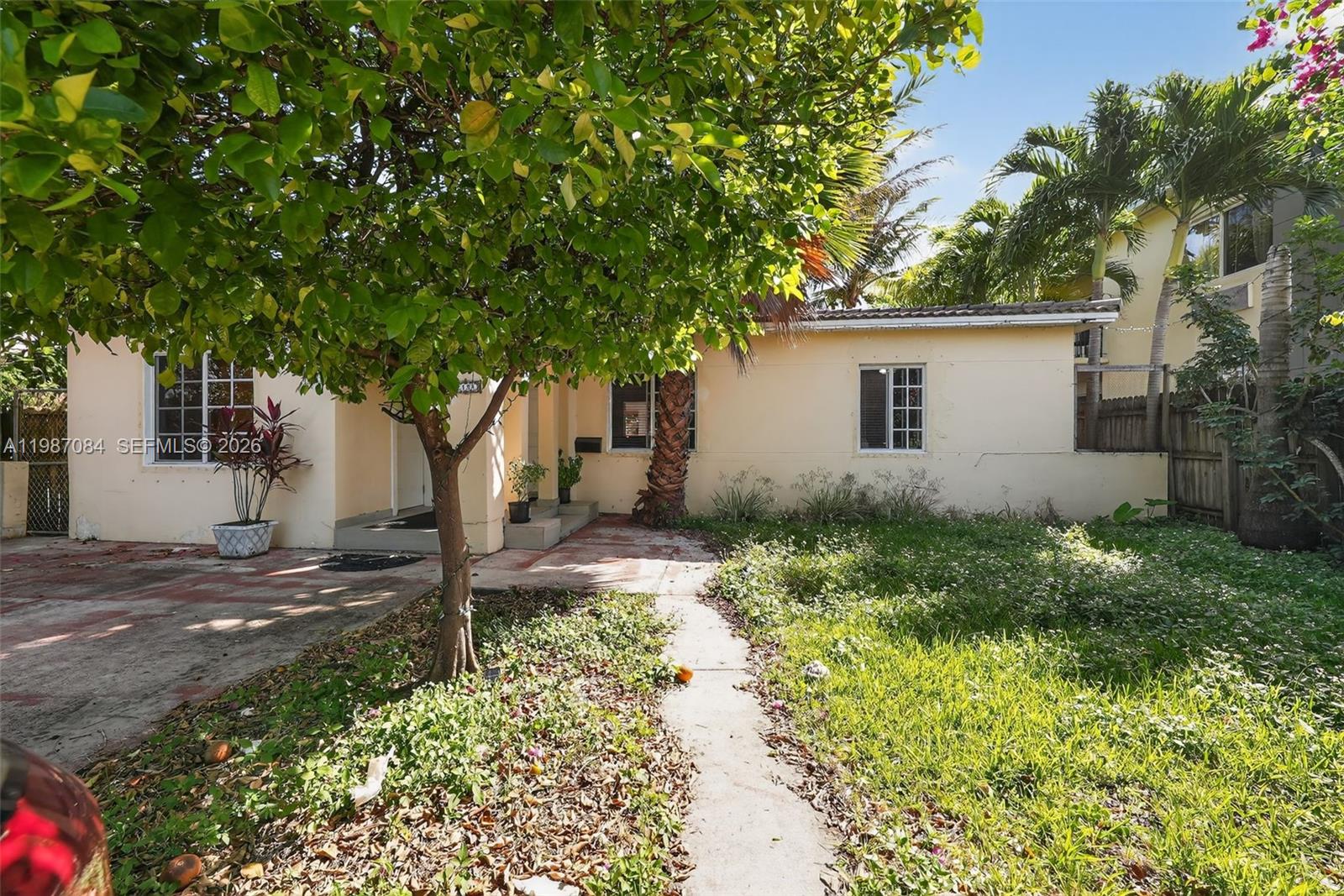 2131 Biarritz Dr Property Photo 2