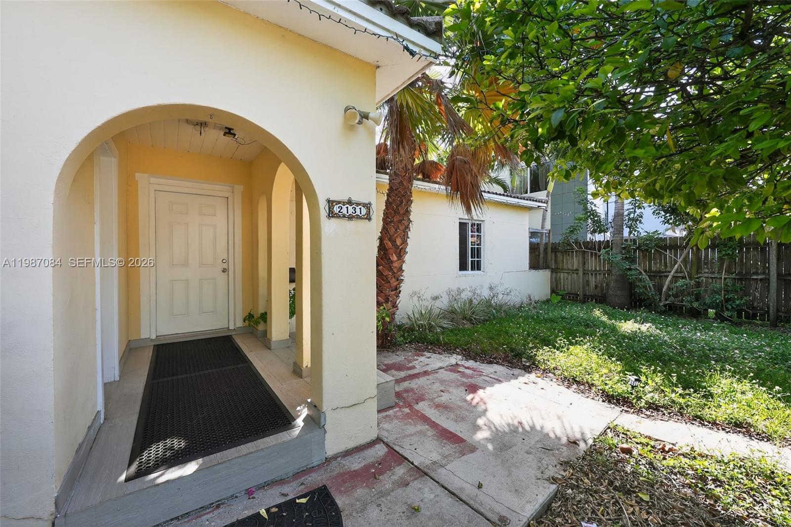 2131 Biarritz Dr Property Photo 3
