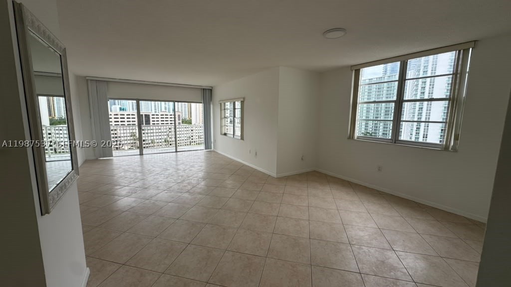 300 Bayview Dr 915 Property Photo 10