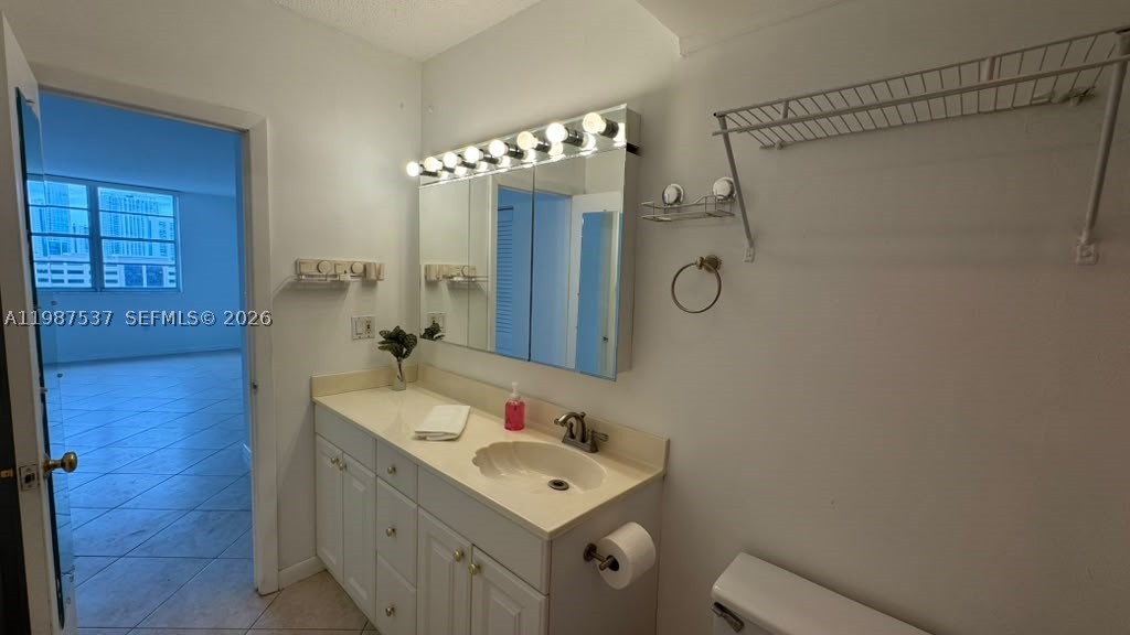 300 Bayview Dr 915 Property Photo 25