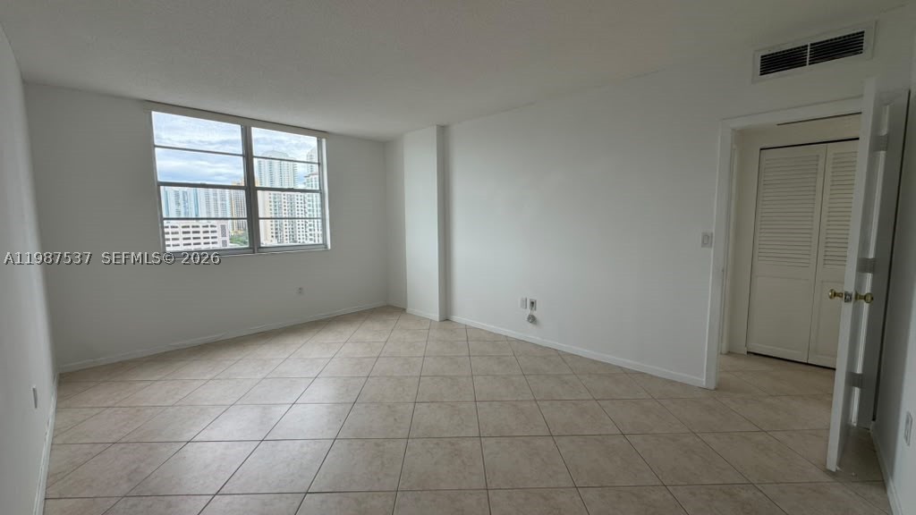 300 Bayview Dr 915 Property Photo 28