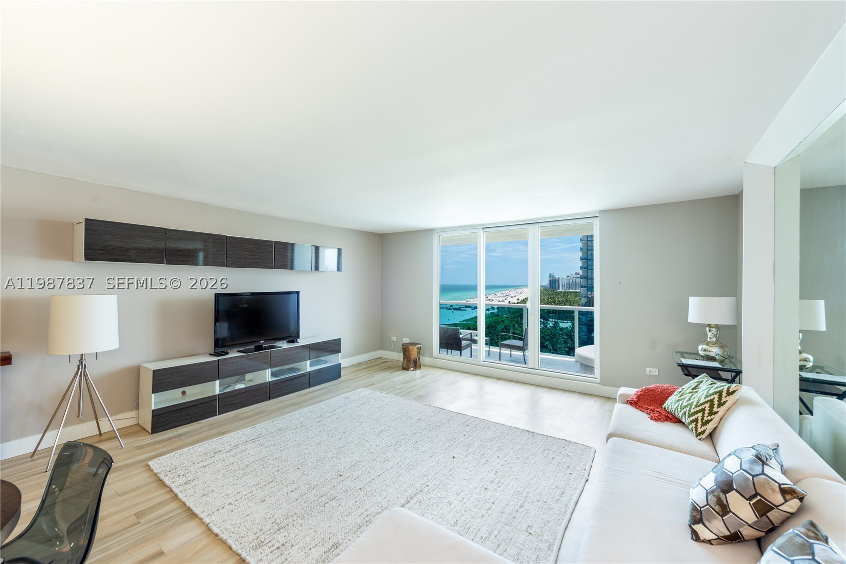 2301 Collins Ave 1009 Property Photo 4
