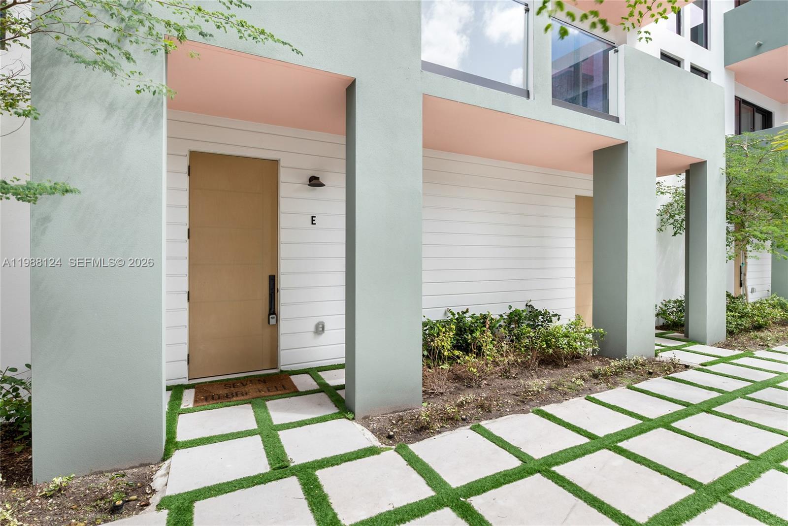 721 SW 11th Street E Property Photo 1