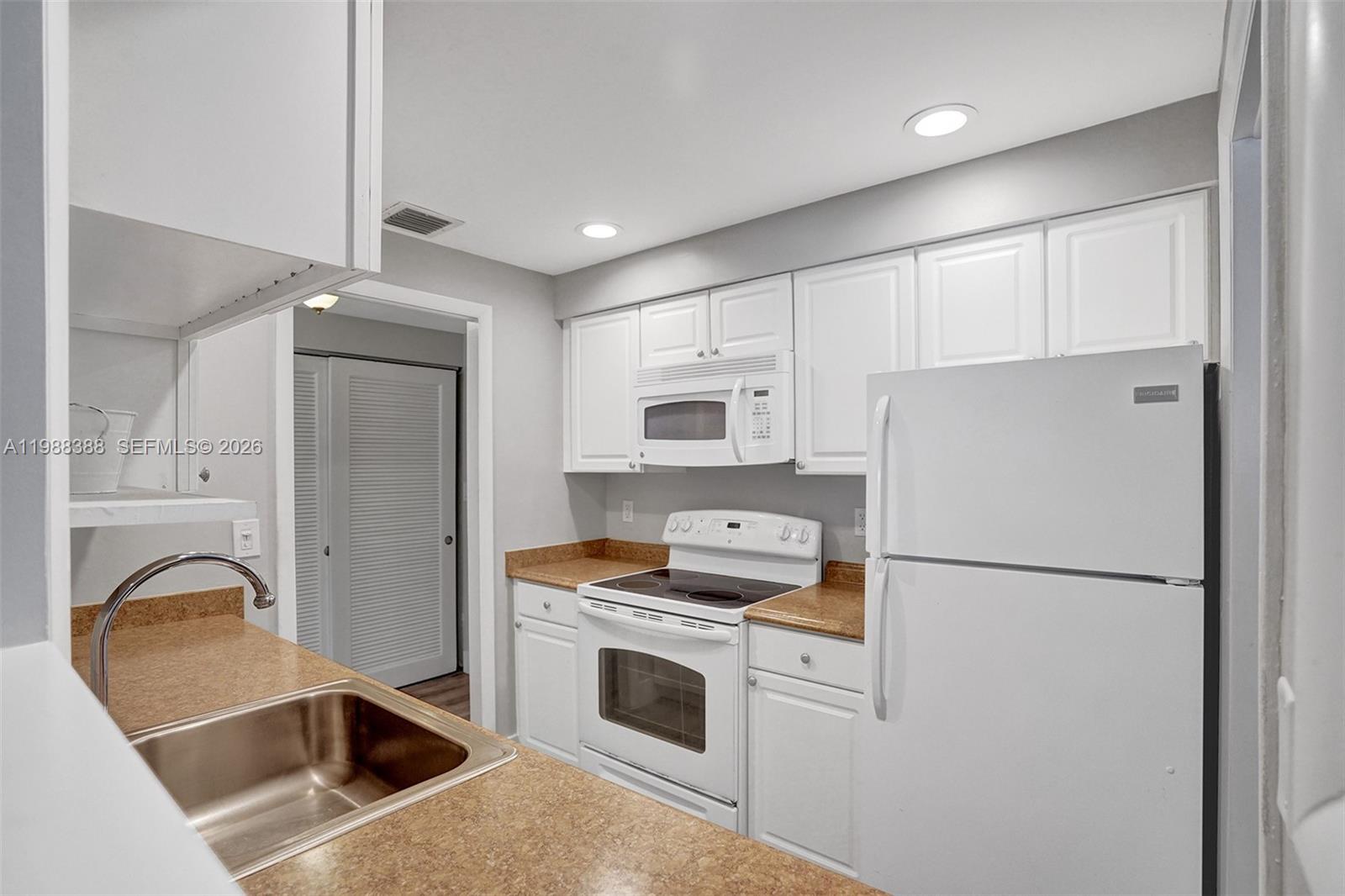 400 N Riverside Dr 214 Property Photo 3