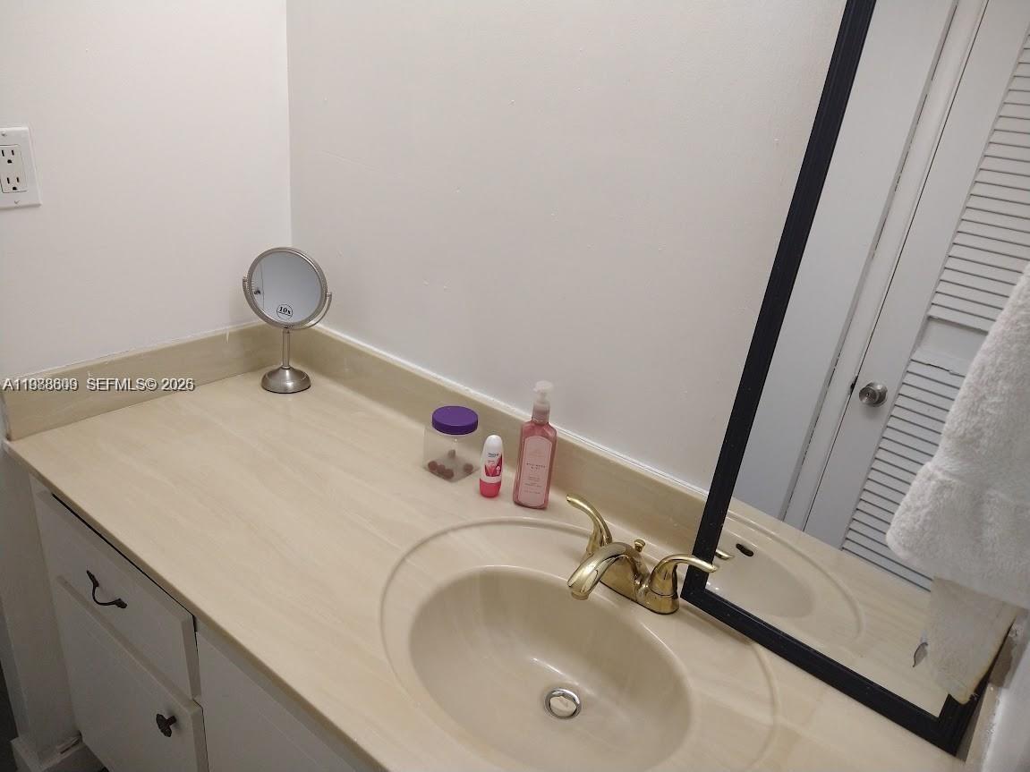 6039 Collins Ave 1710 Property Photo 11