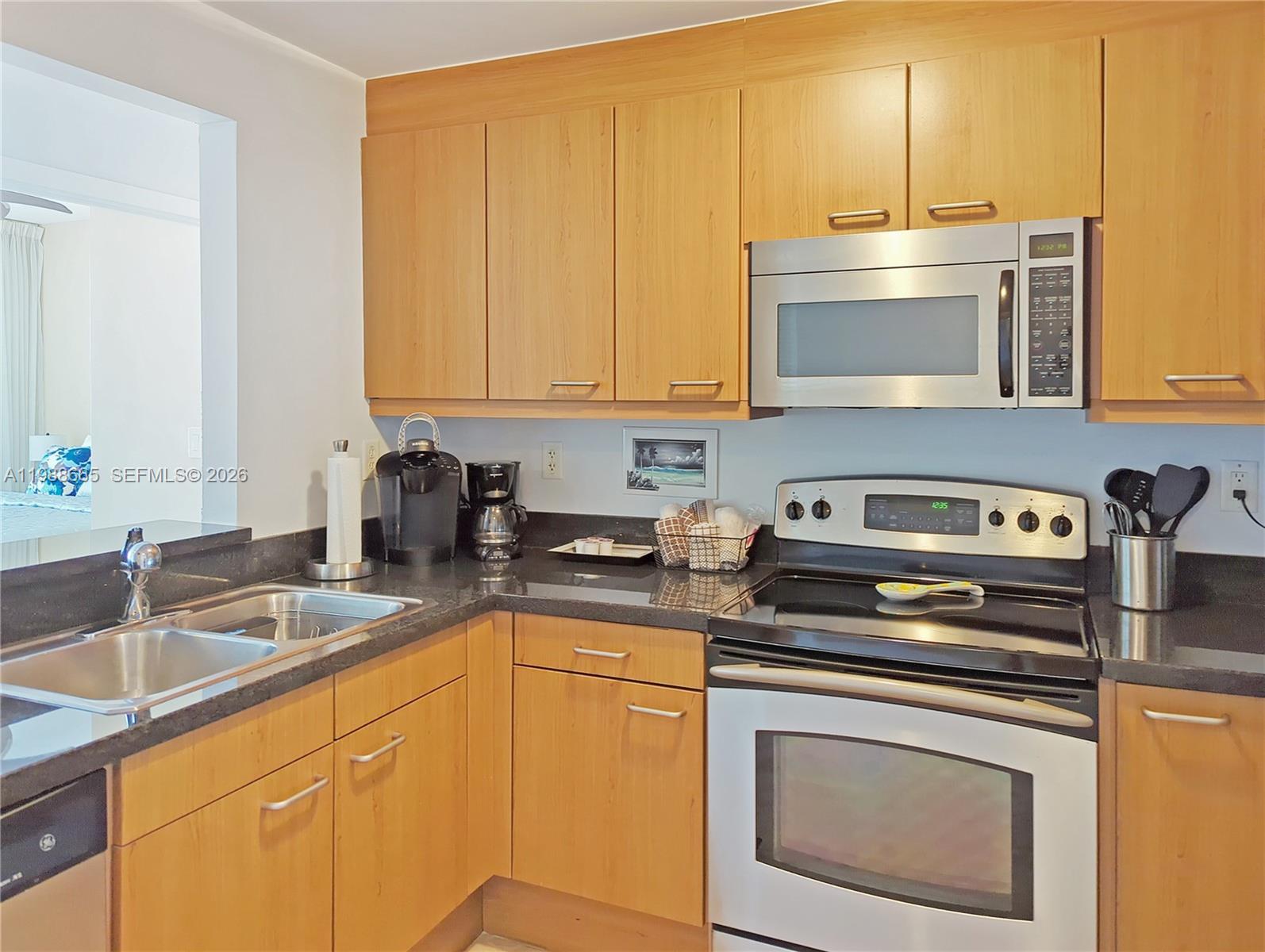 225 Collins Ave 4j Property Photo 4