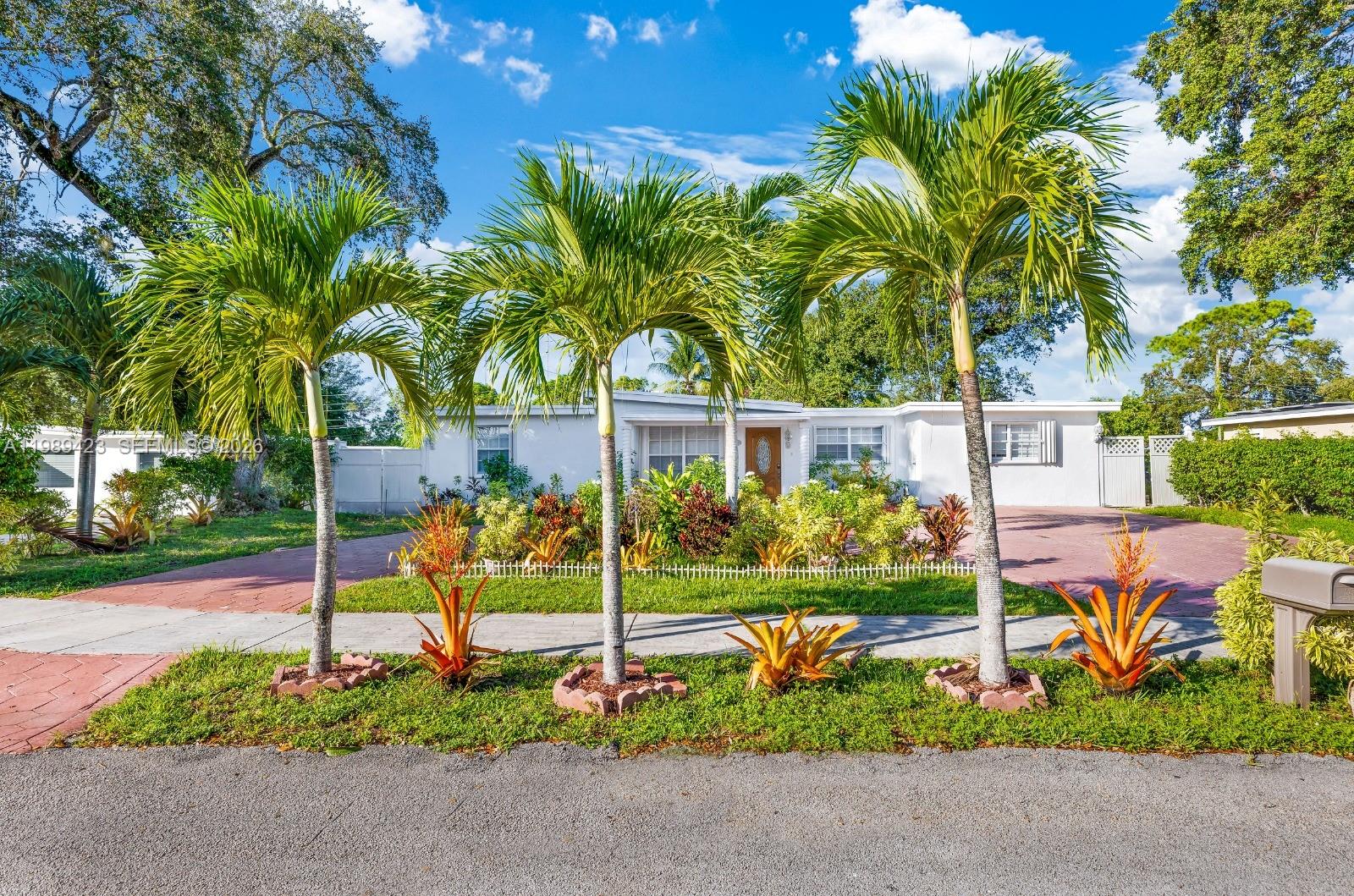 38 Miami Gardens Rd Property Photo 3